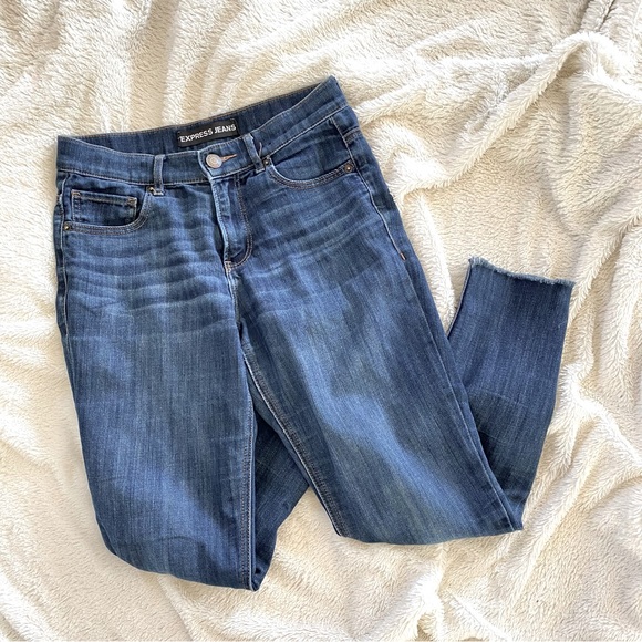 Express Denim - Express cropped legging high rise jeans. Size 4.